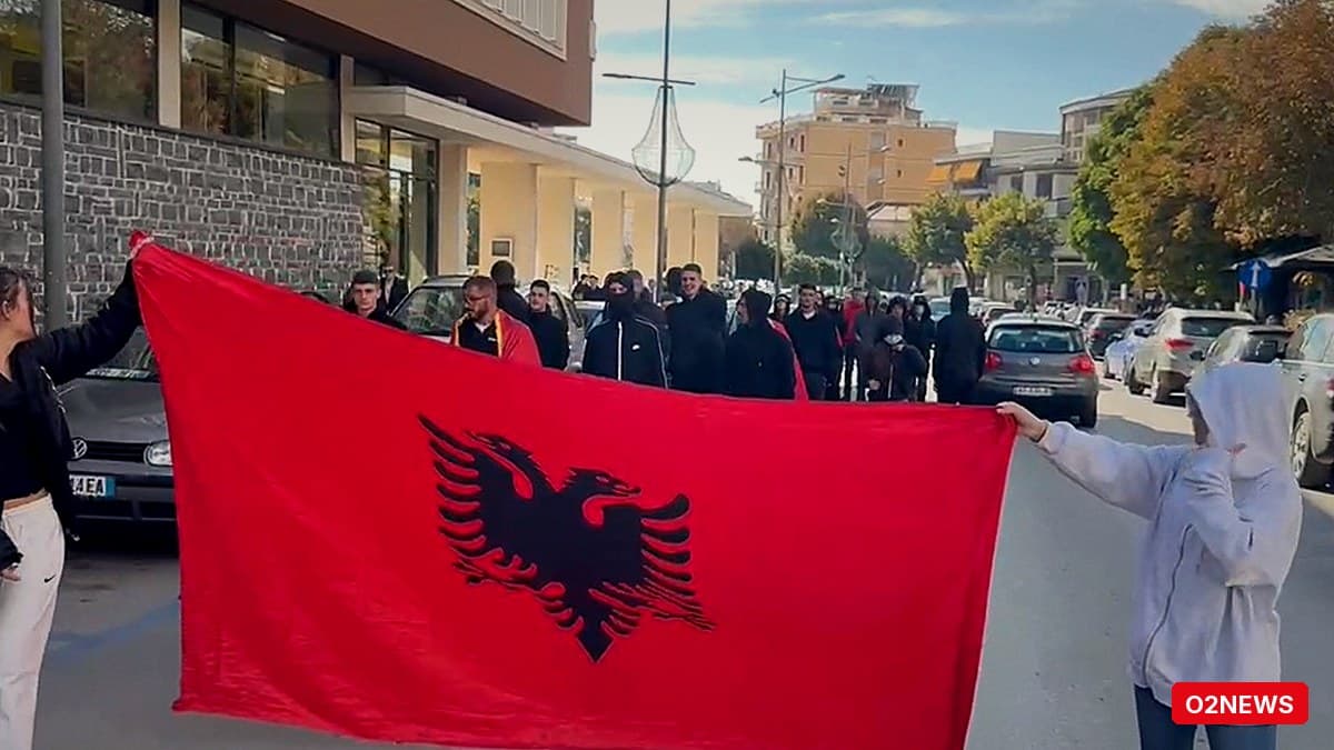 Të rinjtë në Korçë rikthehen në bulevard; protesta vijon pavarësisht shoqërimeve