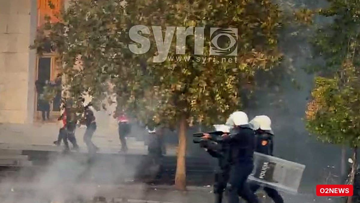 Tensione në sheshin Skënderbej: policia përdor gaz lotsjellës, ujë dhe plumba gome ndaj protestuesve