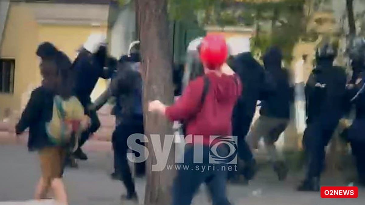 Video nga Tirana: 12 policë shihen duke përdorur forcë ndaj një protestuesi