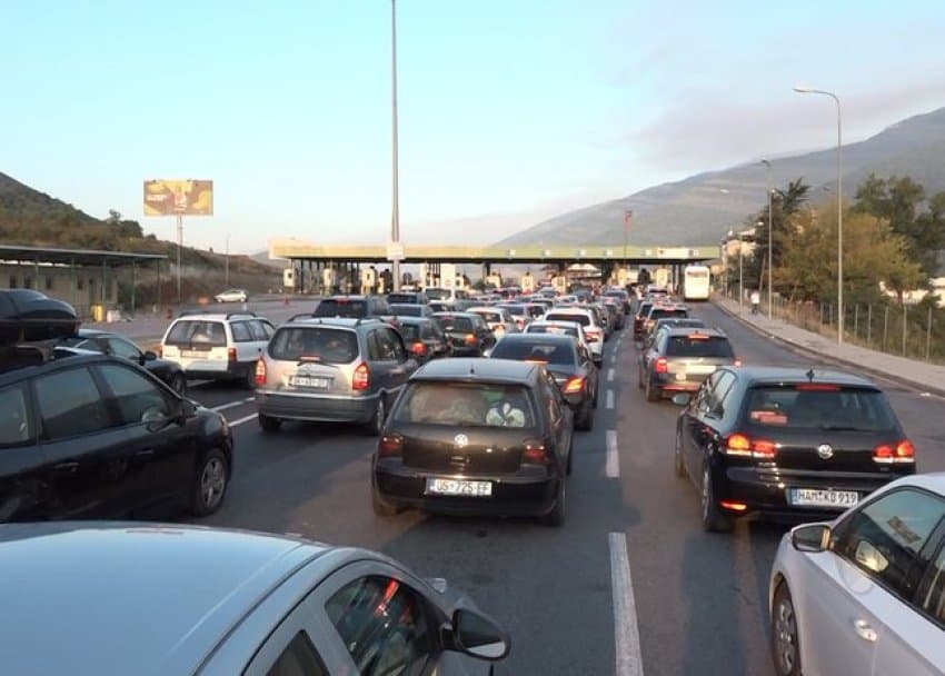 Radhë kilometrike në pikën kufitare të Morinës/ Tifozët shqiptarë nisen drejt Prishtinës, gati të mbështesin Dardanët në përballjen me Turqinë