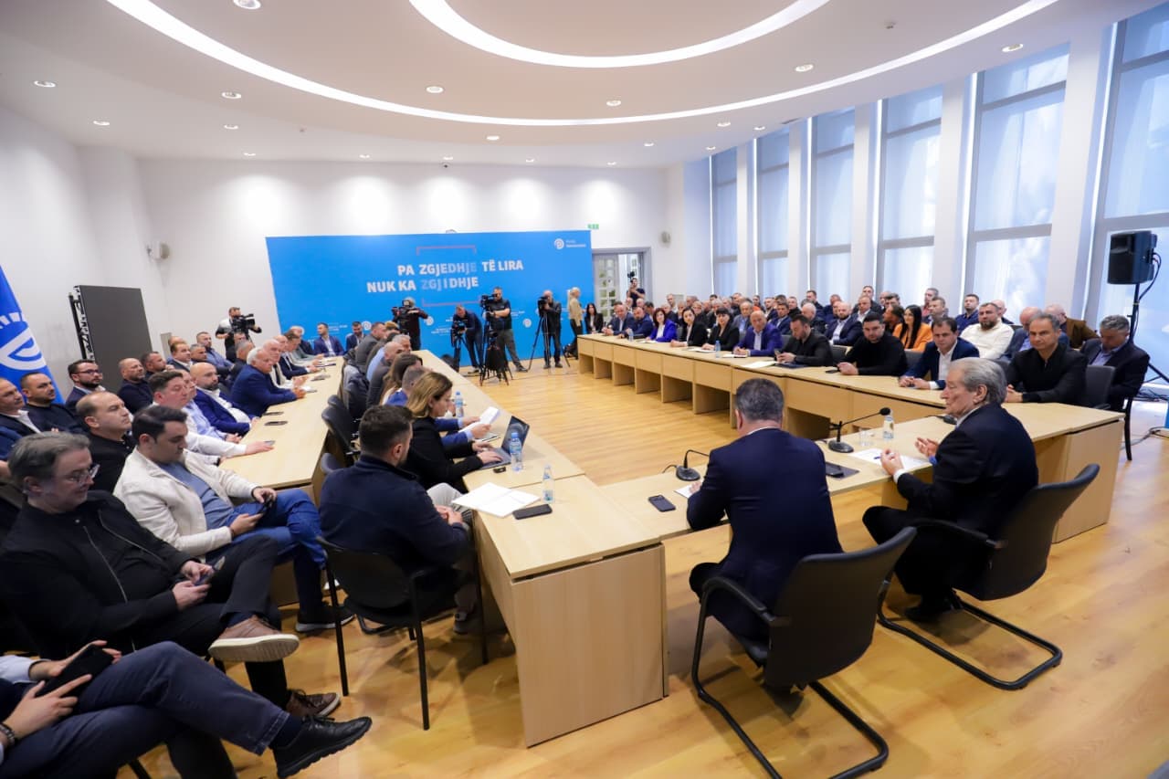 Berisha mbledh Kolegjin e Kryetarëve: Moment i rëndësishëm për partinë dhe vendin, Rama bashkë me Vuçiç kërkuan…