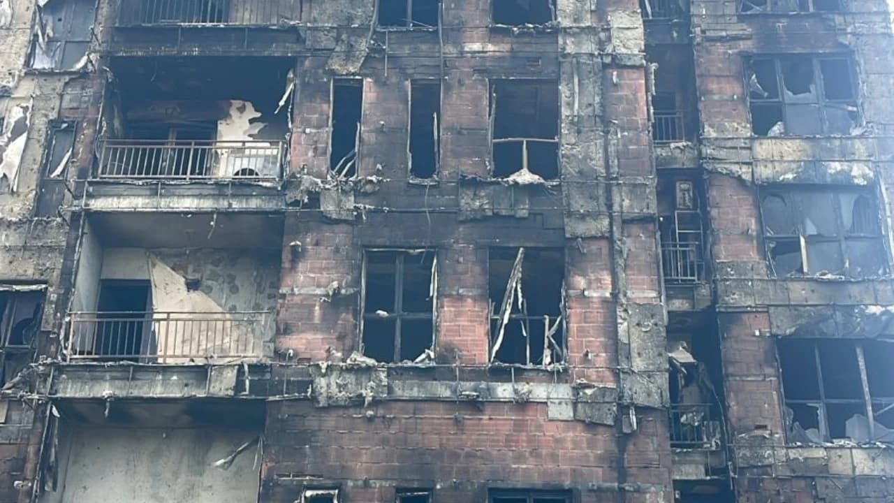 Zjarri te pallati pranë QSUT-së, 4 të arrestuar/ 71 apartamente të dëmtuar, reagon kompania Arlis: S’kemi përgjegjësi, por do rindërtojmë fasadën e çdo shtëpie të djegur