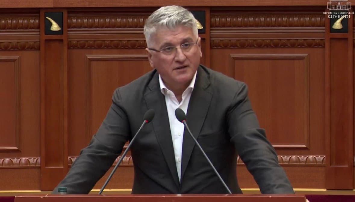 “Nga vjershëtori Tërmet, te bekimet fetaro-gracioze të Tonit”, satira e Gjekmarkajt: Ulsiu zgërdhihej, Albini ka zëra se po na merr…