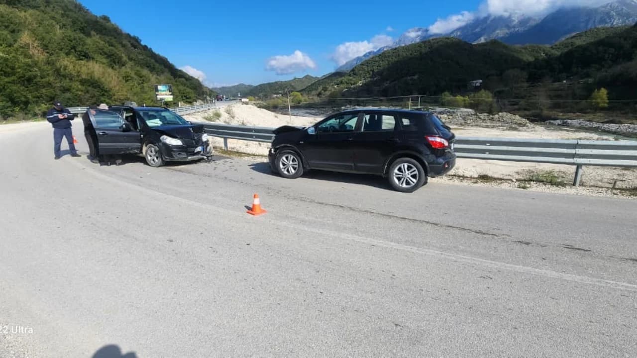 Aksident në Vlorë/ Dy makina përplasen me njëra-tjetrën, plagosen katër persona
