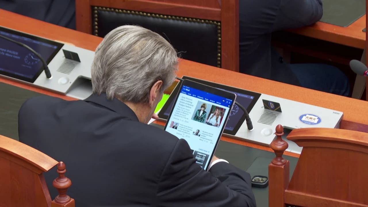 Nga Melania te Trump, Berisha bën “scroll” nga Kuvendi lajmet e Daily Mail
