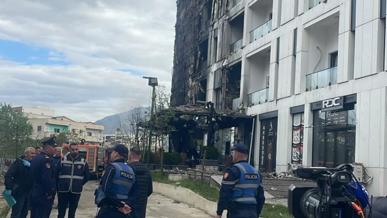 Dhjetëra apartamente të përfshira nga flakët, ja çfarë mbeti nga pallati që u dogj dje pranë QSUT-së