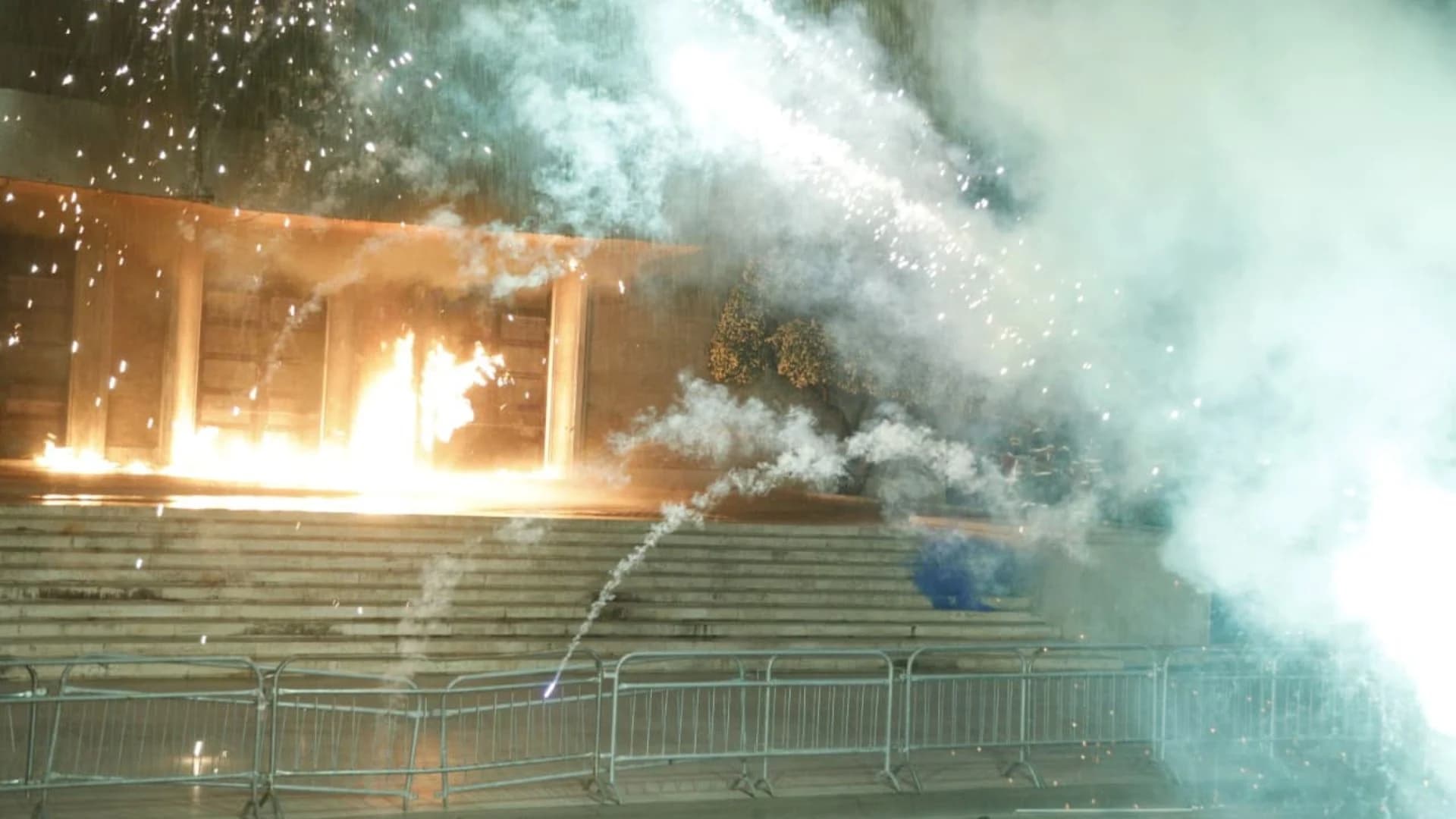 Hodhën molotovë dhe lëndë piroteknike drejt Kryeministrisë gjatë protestës së PD, arrestohen 11 persona, procedohen penalisht 15 të tjerë