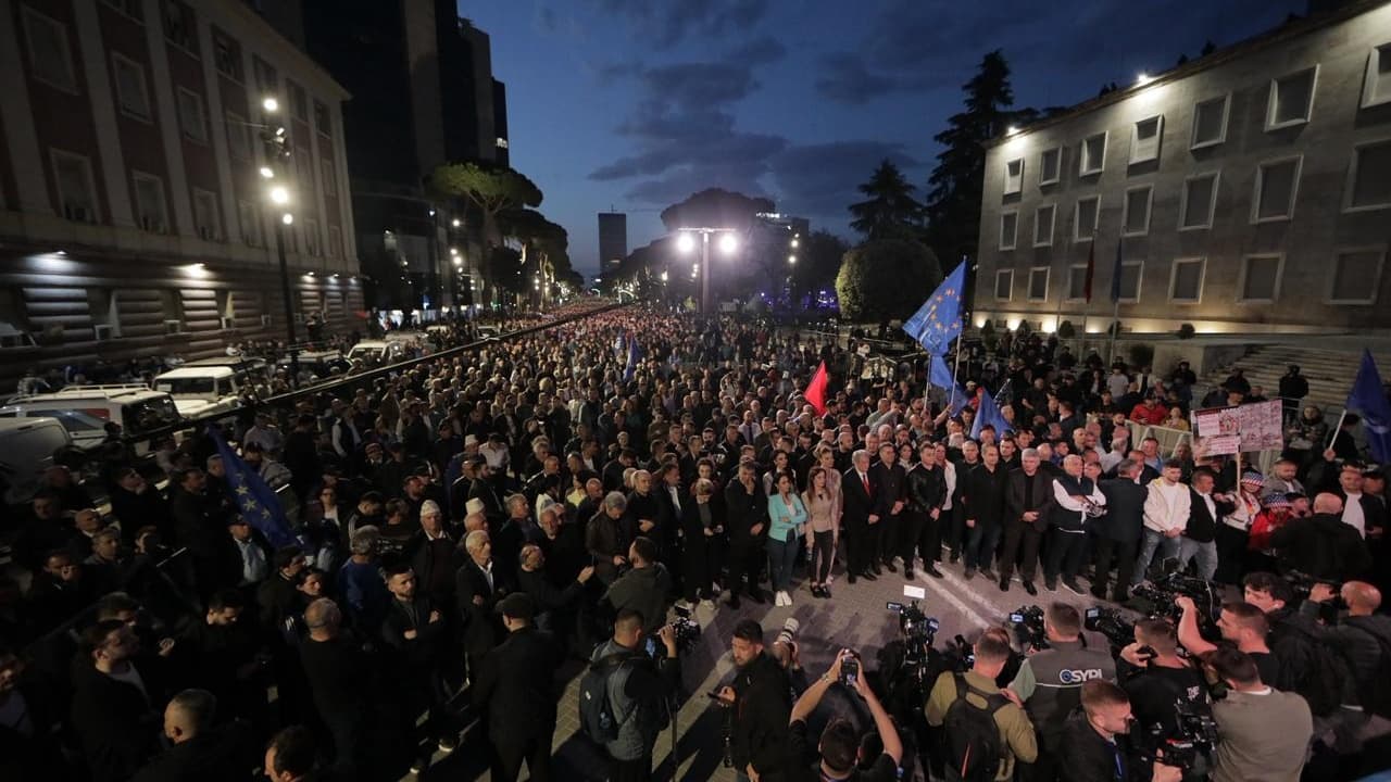 Nis protesta kombëtare e PD-së. Tubuesit mblidhen para Kryeministrisë, 1500 forca policie në terren