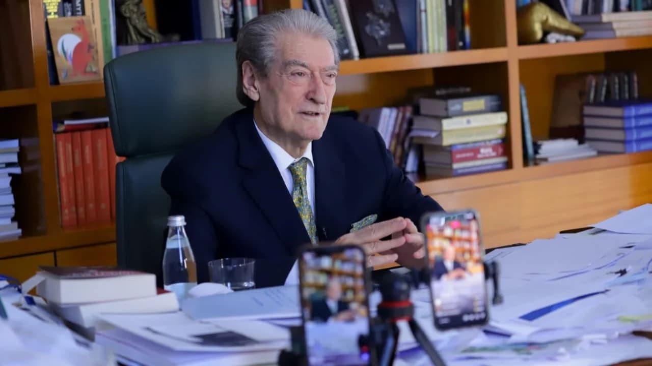 Mesazhi i ministrit Hoxha për shqiptarët në Maqedoninë e Veriut, Berisha: Çfarë gangsteri në politikën e jashtme, ai të japë dorëheqjen