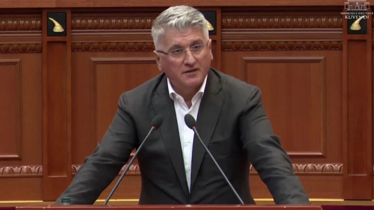 Satira e Gjekmarkajt: “Kronika” pushtohet nga Muza dhe zdërhallet në vargje për qeverinë