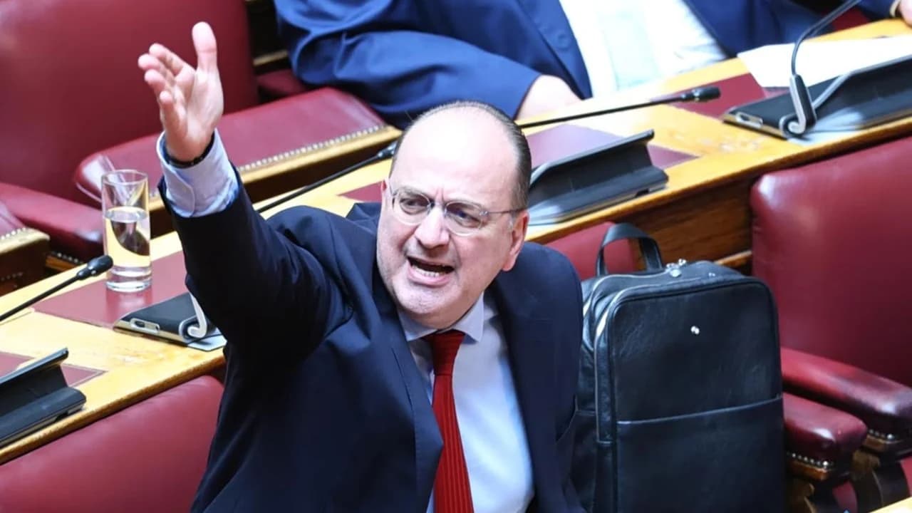 Mbajti poste të larta në administratë pa diplomë universiteti, zv.ministri grek jep dorëheqjen pas skandalit