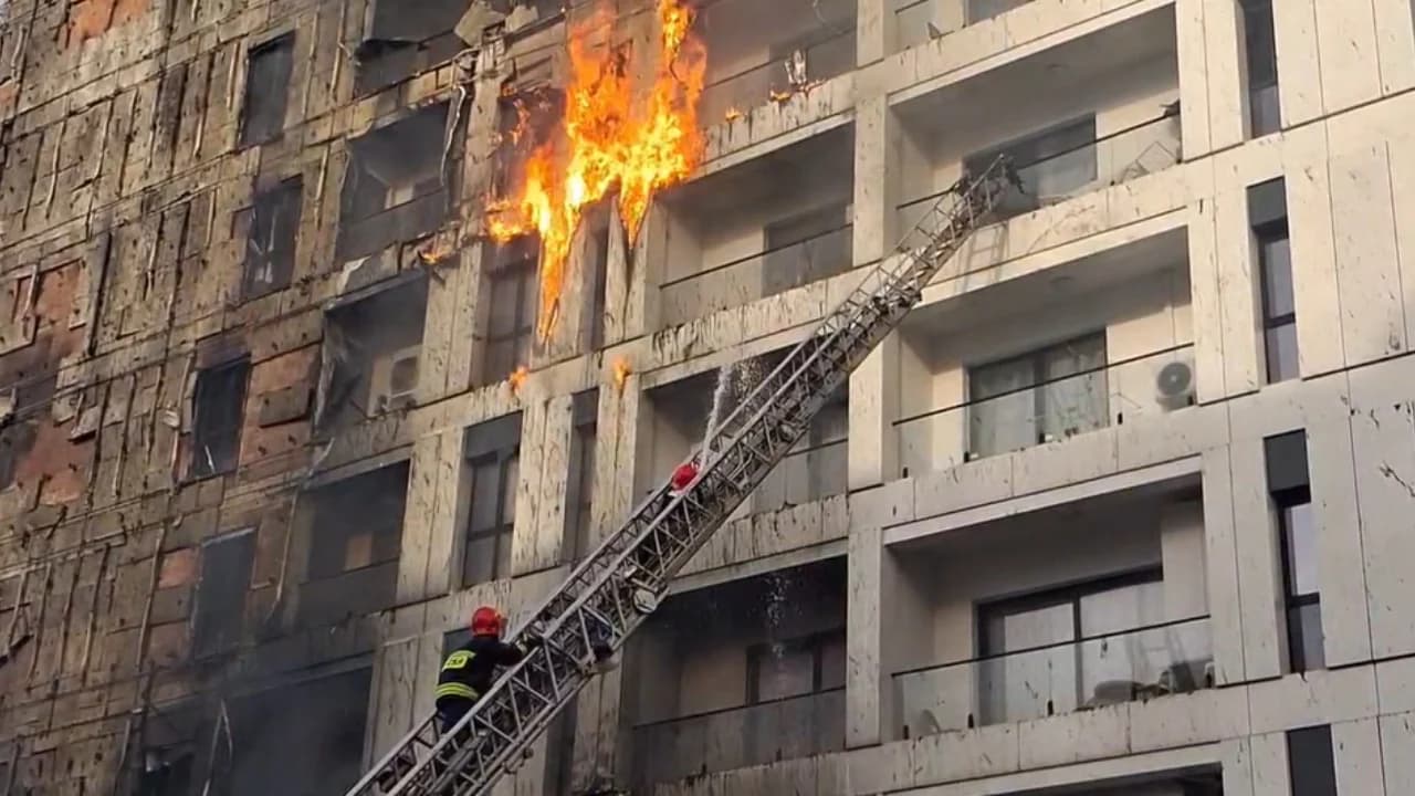 Zjarri që përfshiu pallatin pranë QSUT dëmtoi 71 apartamente, Këshilli Bashkiak i Tiranës miraton ndihmën financiare për familjet e prekura