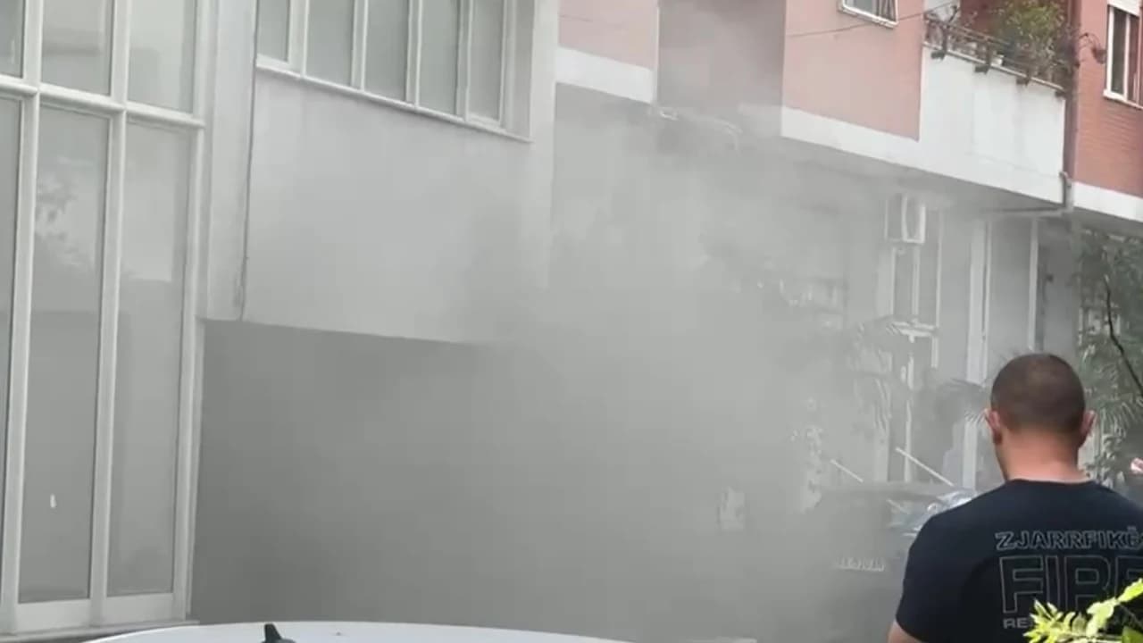 Zjarr brenda një parkingu të një pallati në Shkodër, zjarrfikëset në vendngjarje