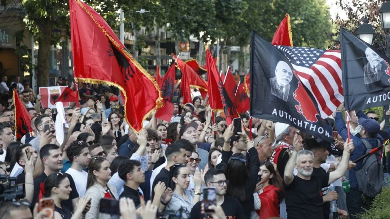“Ne jemi bashkë”/ Me flamuj dhe banderola, të rinjtë protestë në Tiranë. Dalin krah studentëve shqiptarë në RMV për gjuhën shqipe