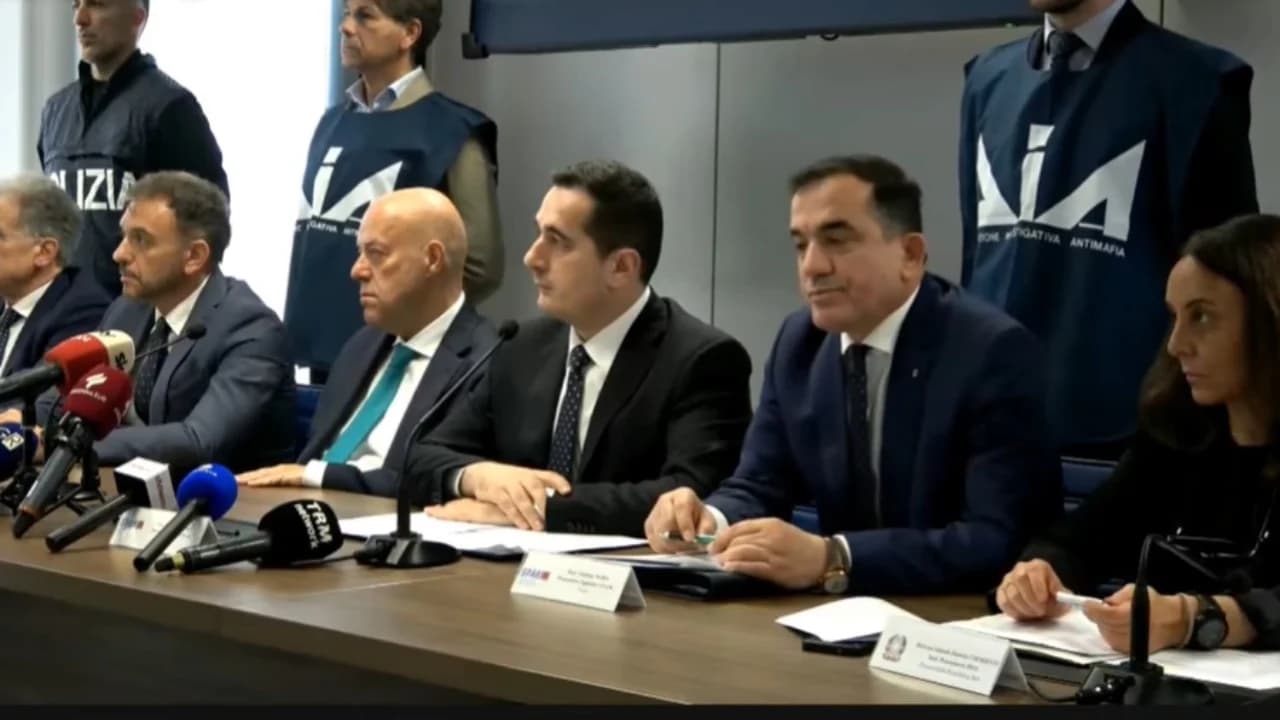 Operacioni i përbashkët i SPAK me anti-mafian e Barit, 10 të arrestuar për pastrim parash. Sekuestrohen 1 milion euro cash, biznese, makina dhe llogari bankare