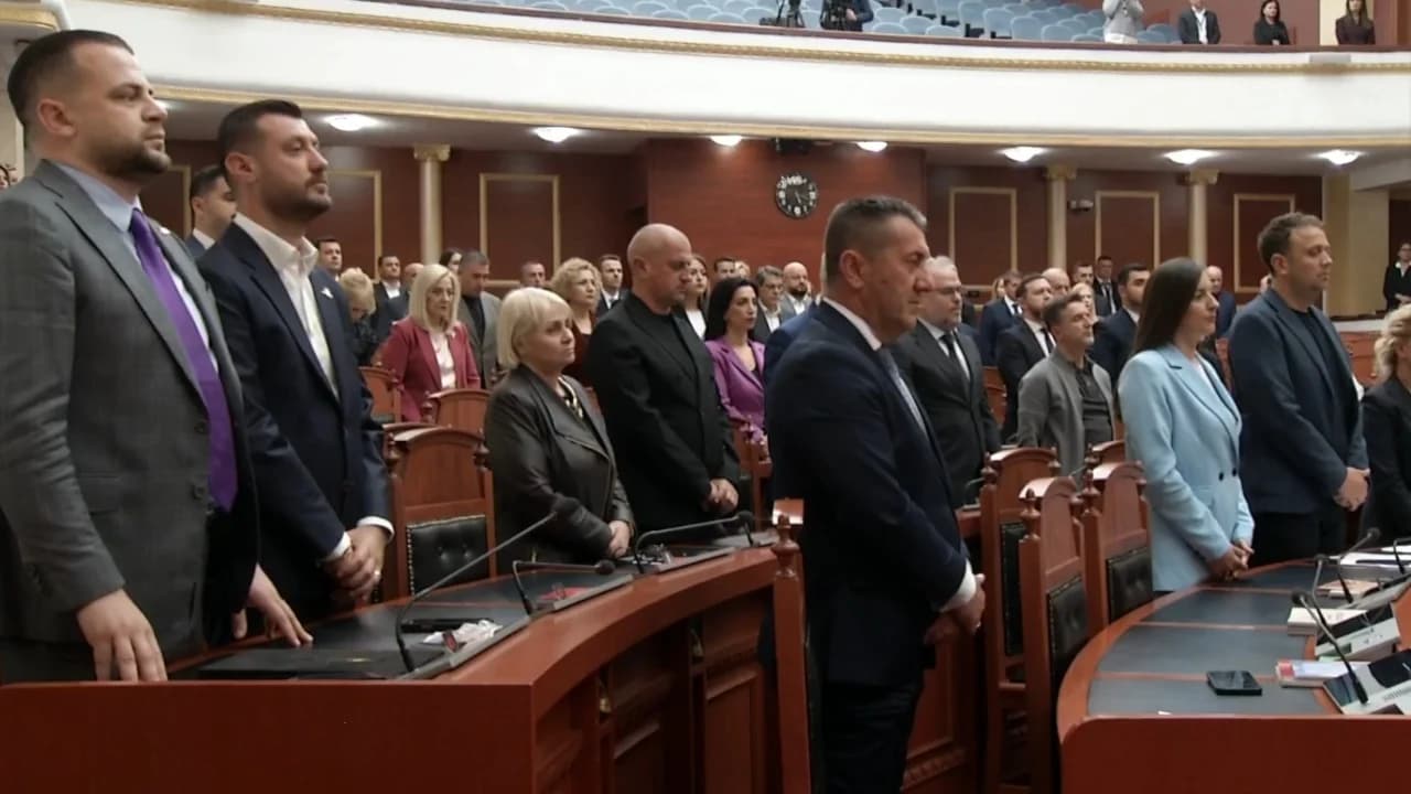 Aksidenti tragjik në Durrës/ Seanca plenare nis me një minutë heshtje për dy të miturit, deputetët në lot