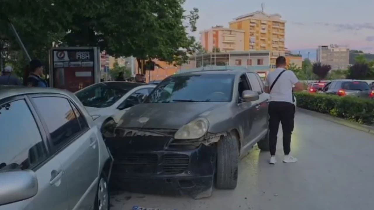 Aksident në qendër të Fierit, “Porsche” përplas dy mjete të parkuara, shoferi tenton të largohet