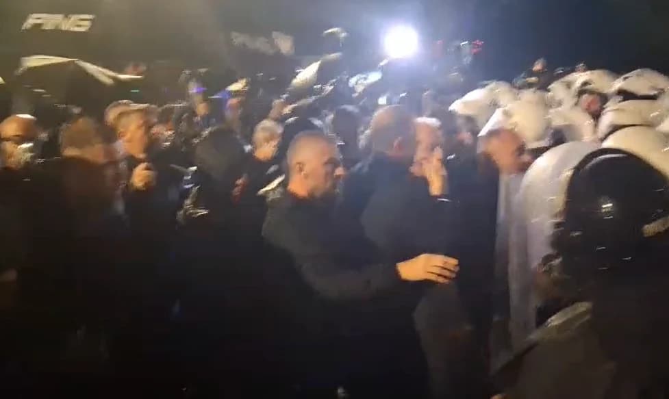 Protesta e PD, Bledion Nallbati përplaset fizikisht me efektivët: Kujdes po të them se një ditë…