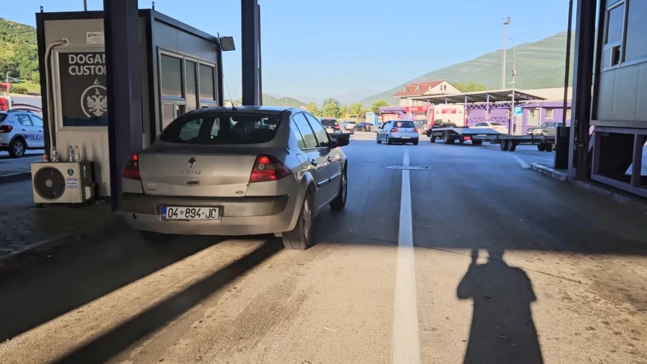 Qytetarët nga Kosova shijojnë fundjavën në bregdetin shqiptar, rriten lëvizjet në pikën kufitare të Morinës