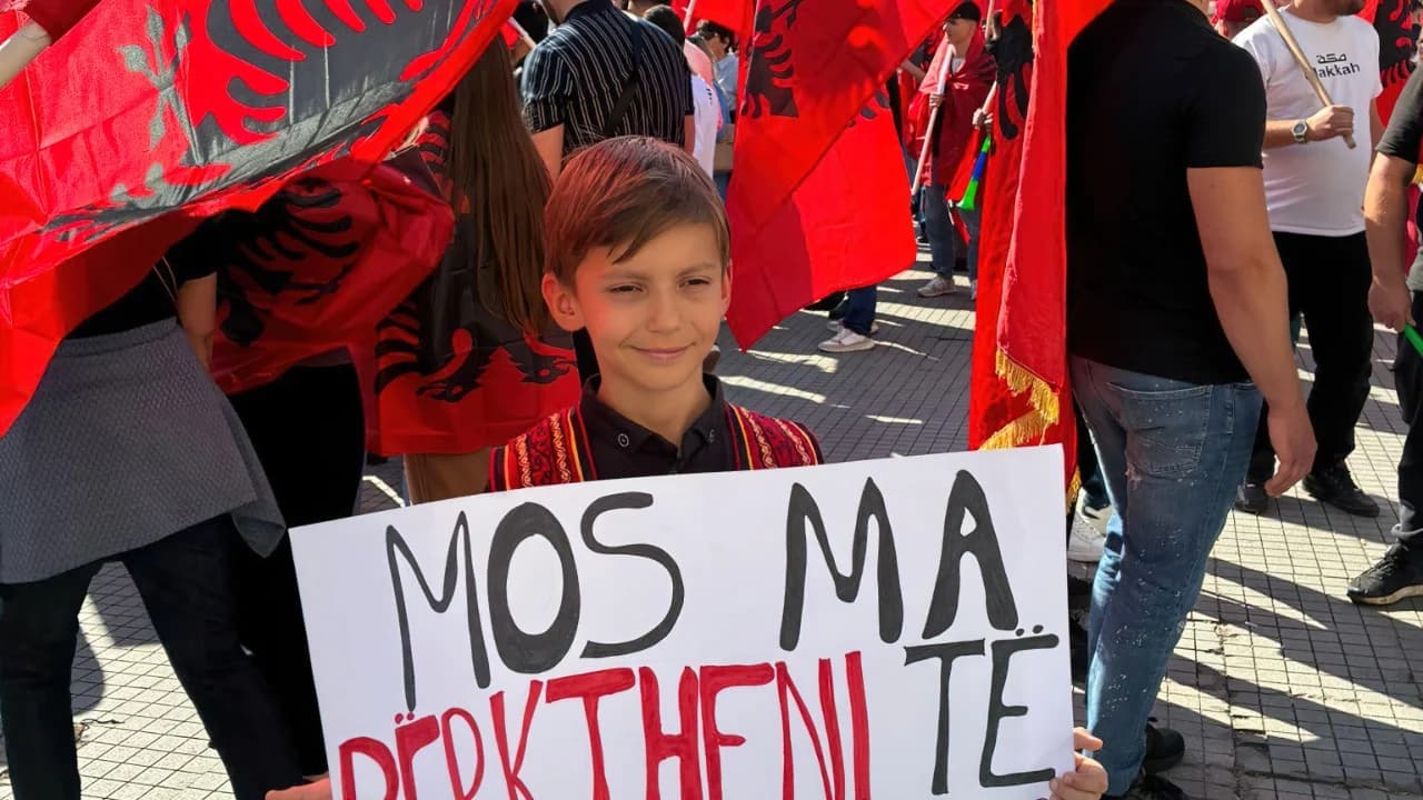“Mos ma përktheni të ardhmen”, djaloshi me veshje tradicionale ‘rrëmben’ vëmendjen në protestën në Shkup