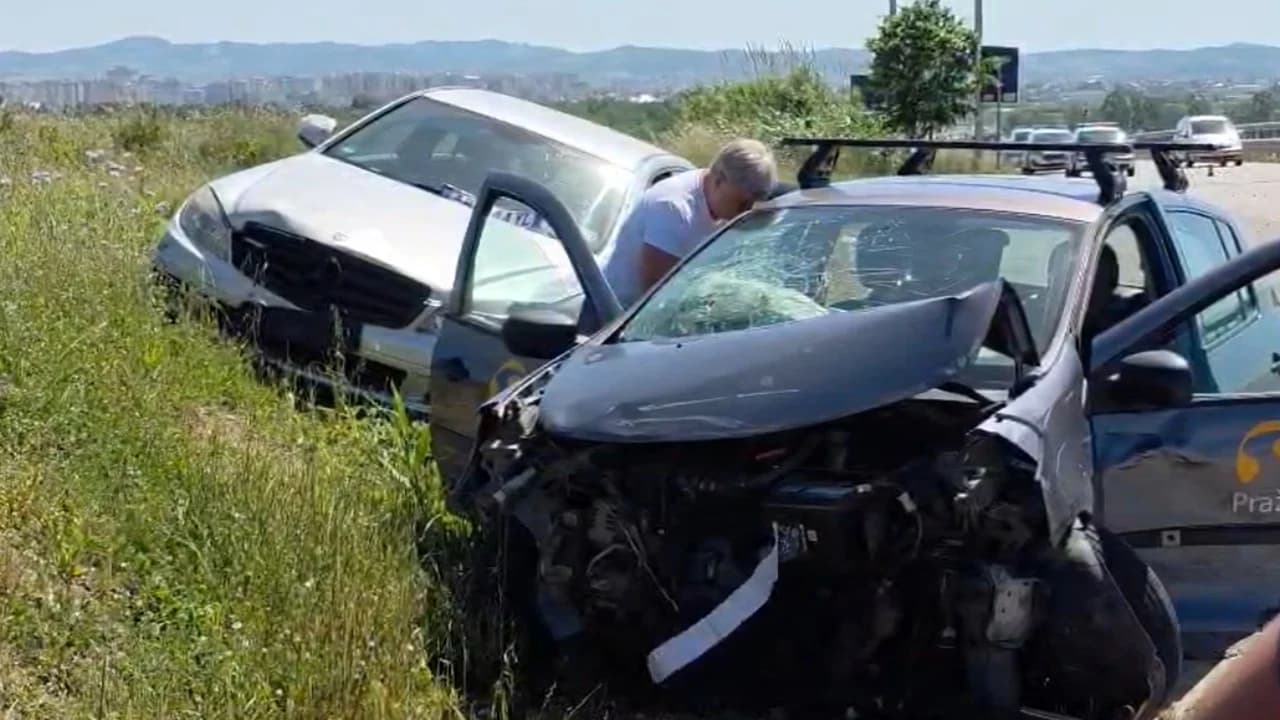 Aksidenti i rëndë në Fier/ Dy makina përplasen me njëra-tjetrën, plagosen katër persona, mes tyre dy turistë