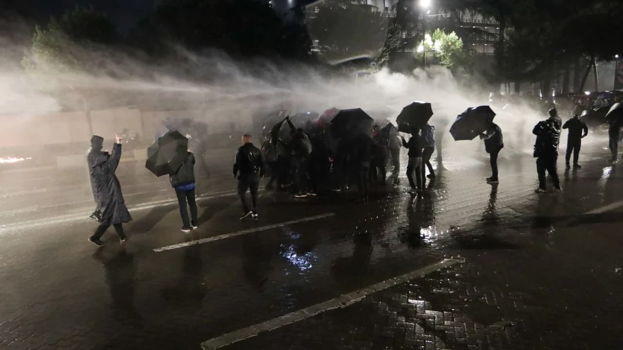 Molotovët nga protestuesit e PD-së, policia i kundërpërgjigjet, uji me presion kap edhe Berishën