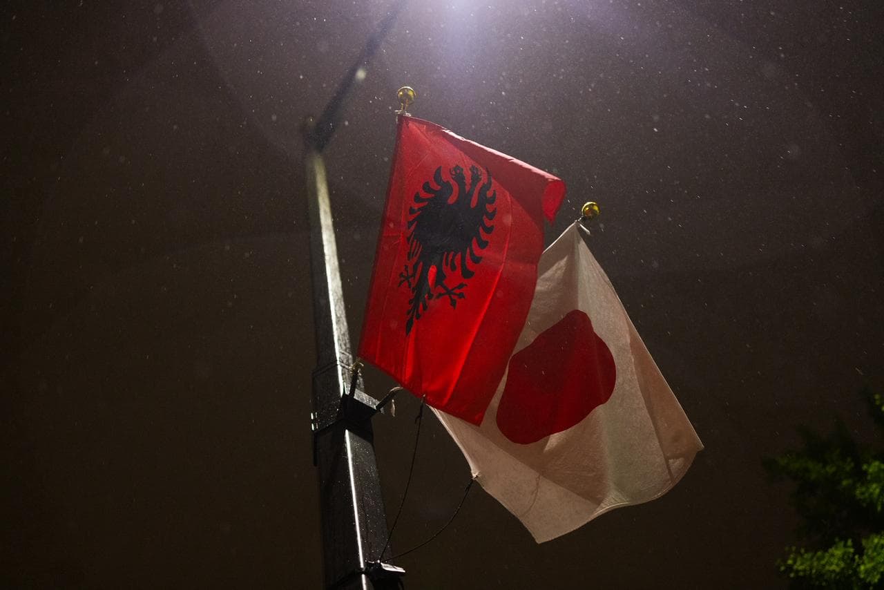 Vizita e Kryeministrit Rama në Tokio, kryeqyteti japonez shpalos ngjyrat kuqezi