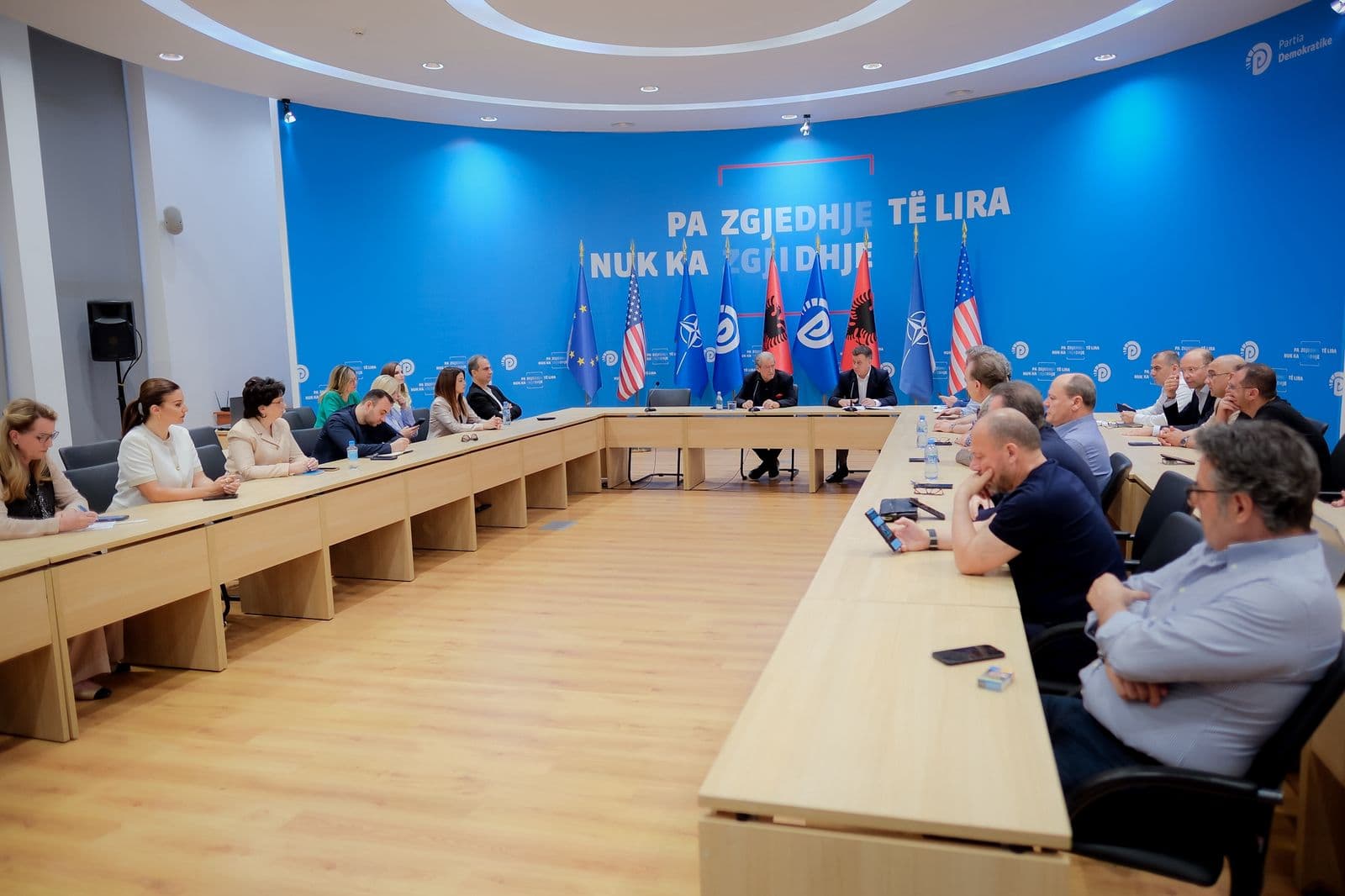 “PD do jetë partia e seksionit”, Berisha mbledh Kryesinë, porosi demokratëve: Të lëmë mënjanë inercinë dhe apatinë, të shfrytëzojmë potencialet tona