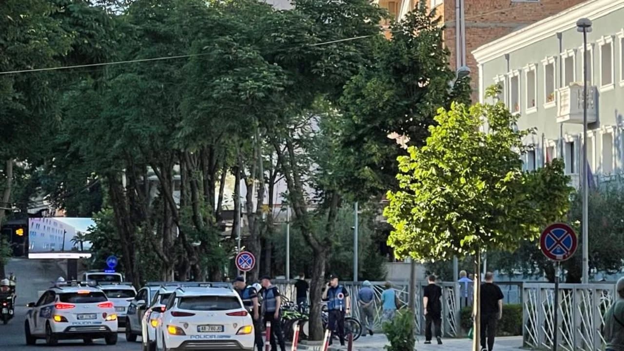 Bie zjarr te Drejtoria e Policisë Tiranë, shkëndija elektrike i vë flakën sallës së network-ut