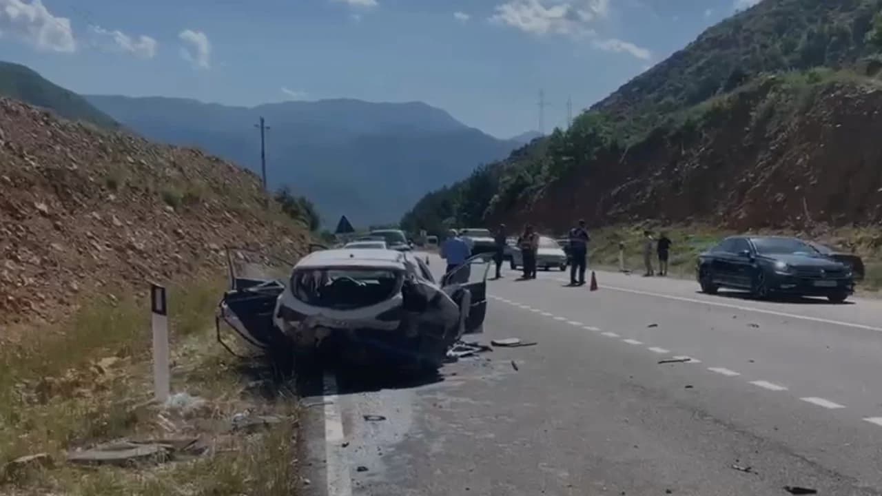 Aksident i rëndë në aksin Qafë e Buallit-Klos, përplasen dy makina, humb jetën pasagjeri