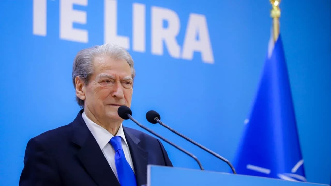 Berisha rendit si lajm pro Qeverisë shitjen e tokës te të huajt dhe rritjen e çmimit të naftës, metodologjia e dëshpëruar që e bën gazetarinë kronometër