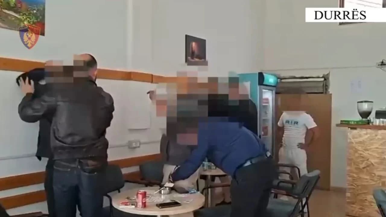 Shisnin lëndë narkotike në afërsi të shkollave, 9 të arrestuar dhe 3 në kërkim në Durrës
