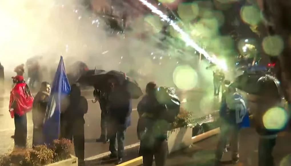Pas molotovëve, protestuesit e PD-së hedhin fishekzjarrë drejt policisë