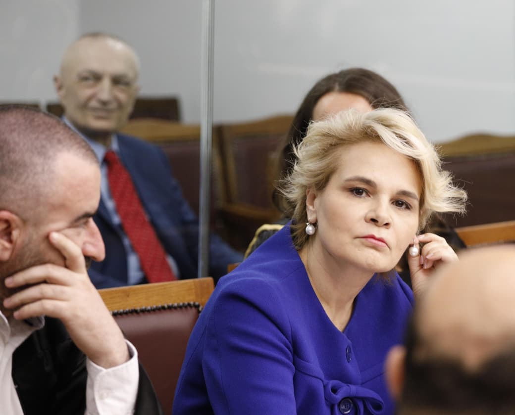 Gjestet e ish-Presidentit brenda kafazit të xhamit, bën shqiponjën dhe numrin 7. Kryemadhi e fokusuar te dokumentet e gjyqit