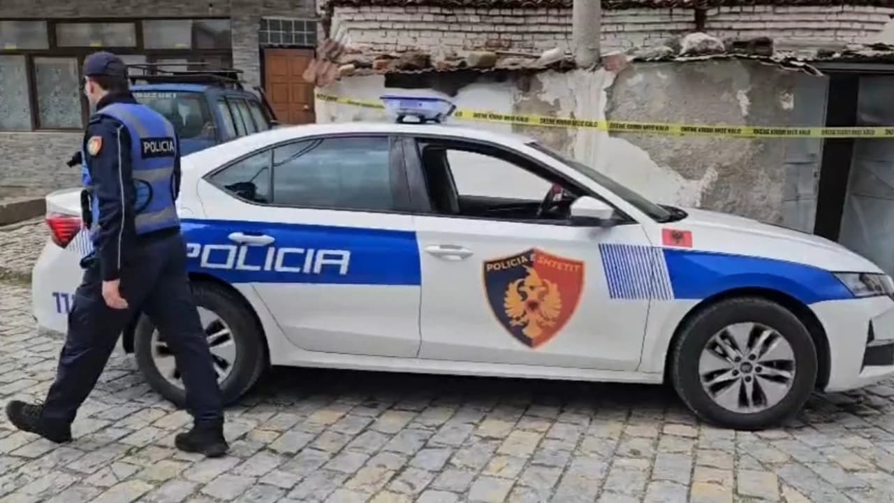 Kanosi me thikë menaxherin e supermarketit për ta vjedhur, arrestohet autori 40-vjeçar në Korçë