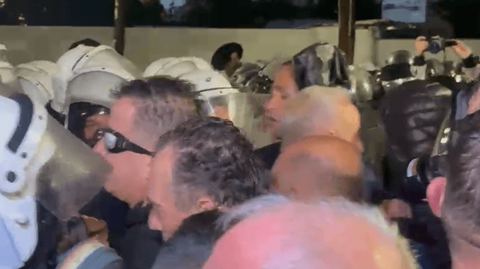 Policia ‘gardh’ në Bulevard, protestuesit shtyjnë fizikisht efektivët