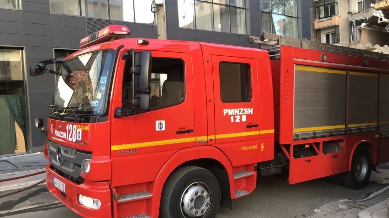Zjarri në një banesë në Komunën e Parisit, policia arreston dy 25-vjeçare për shkak të pakujdesisë