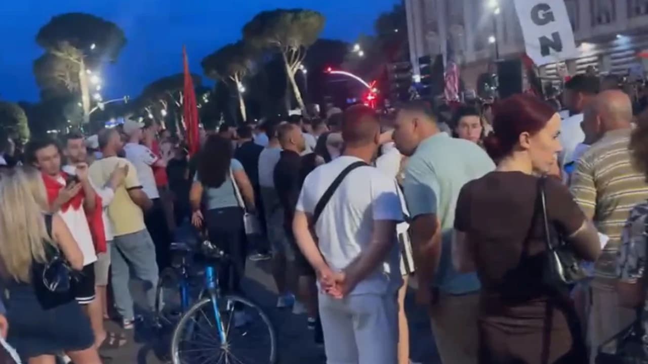 Tensione në protestë, qytetarët përplasen me njëri-tjetrin