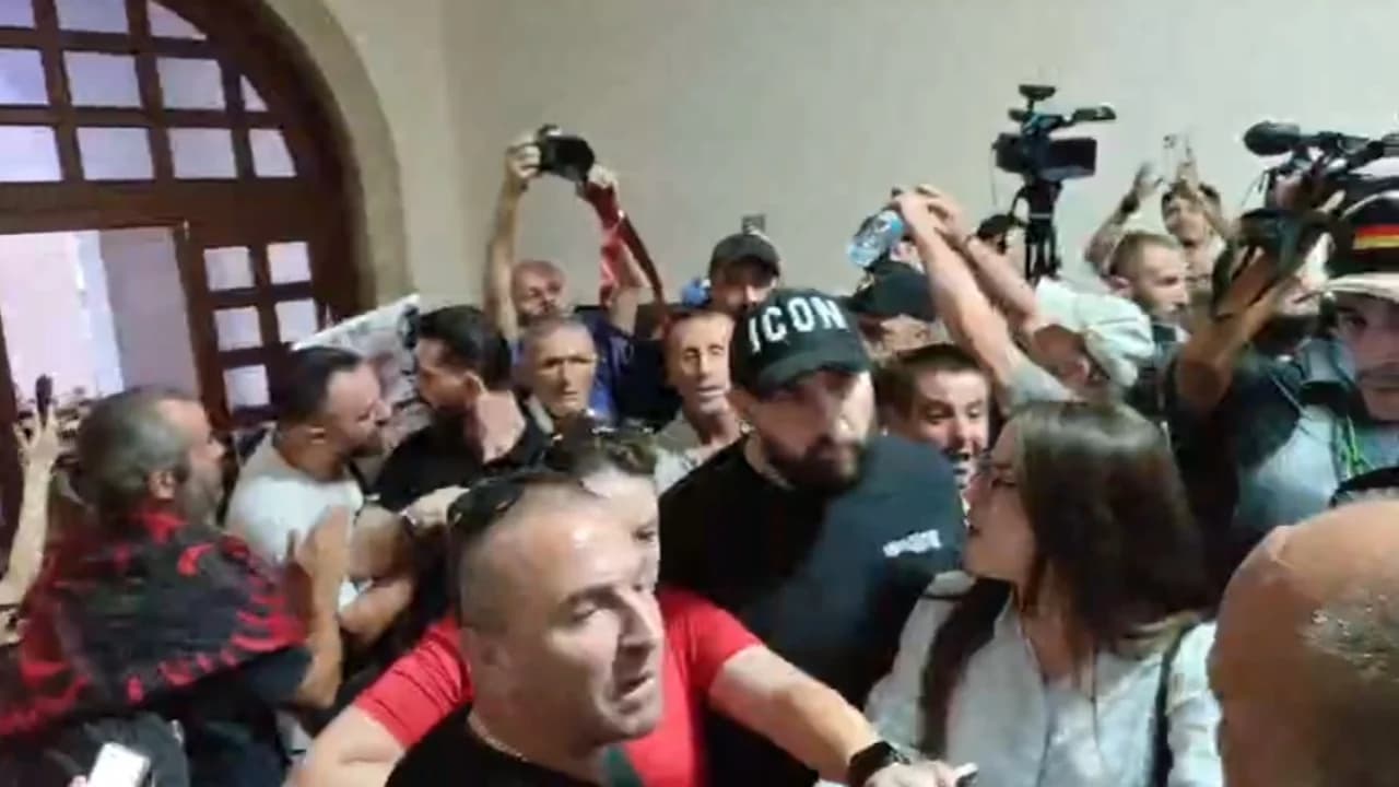Tensione te ‘Politekniku’/ Përplasje fizike mes protestuesve dhe rojeve të universitetit, studentët kërkojnë të marrin sërish banderolën
