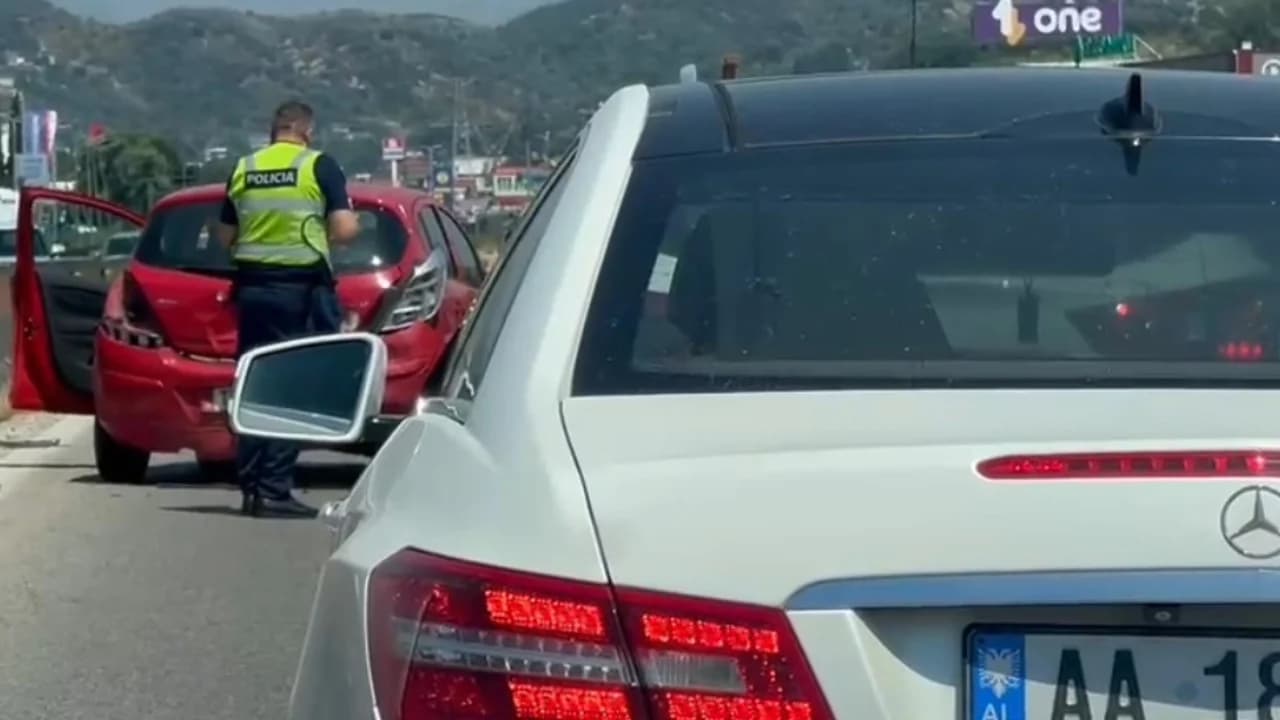 Aksident në autostradën Durrës-Tiranë, tre automjete përplasen me njëra-tjetrën