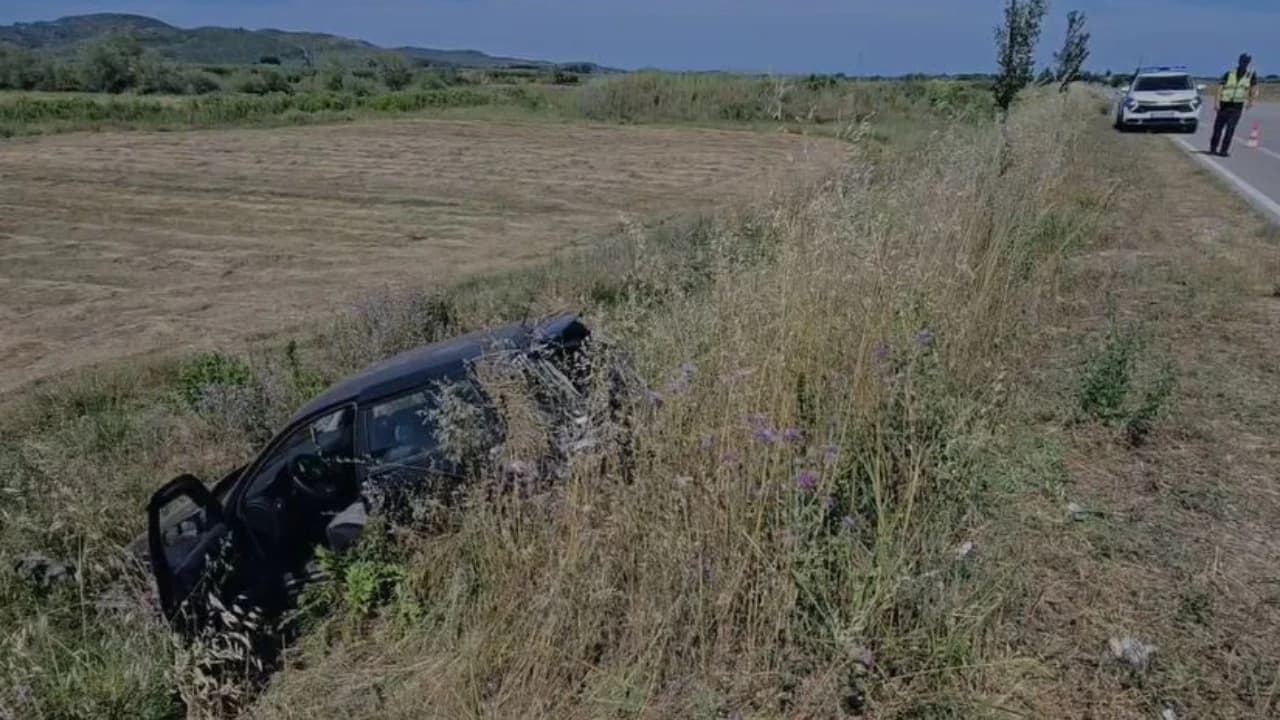 Aksident në aksin Levan-Tepelenë, makina përfundon në kanal, dërgohet në spital shoferi