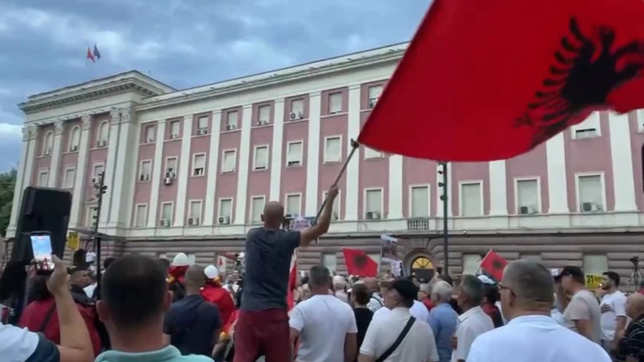 Dita e 31-të e tubimit në Tiranë! Protestuesit para Kryeministrisë, thirrje partive të vogla: Mos postoni video, e bëjmë këtë luftë edhe pa ju