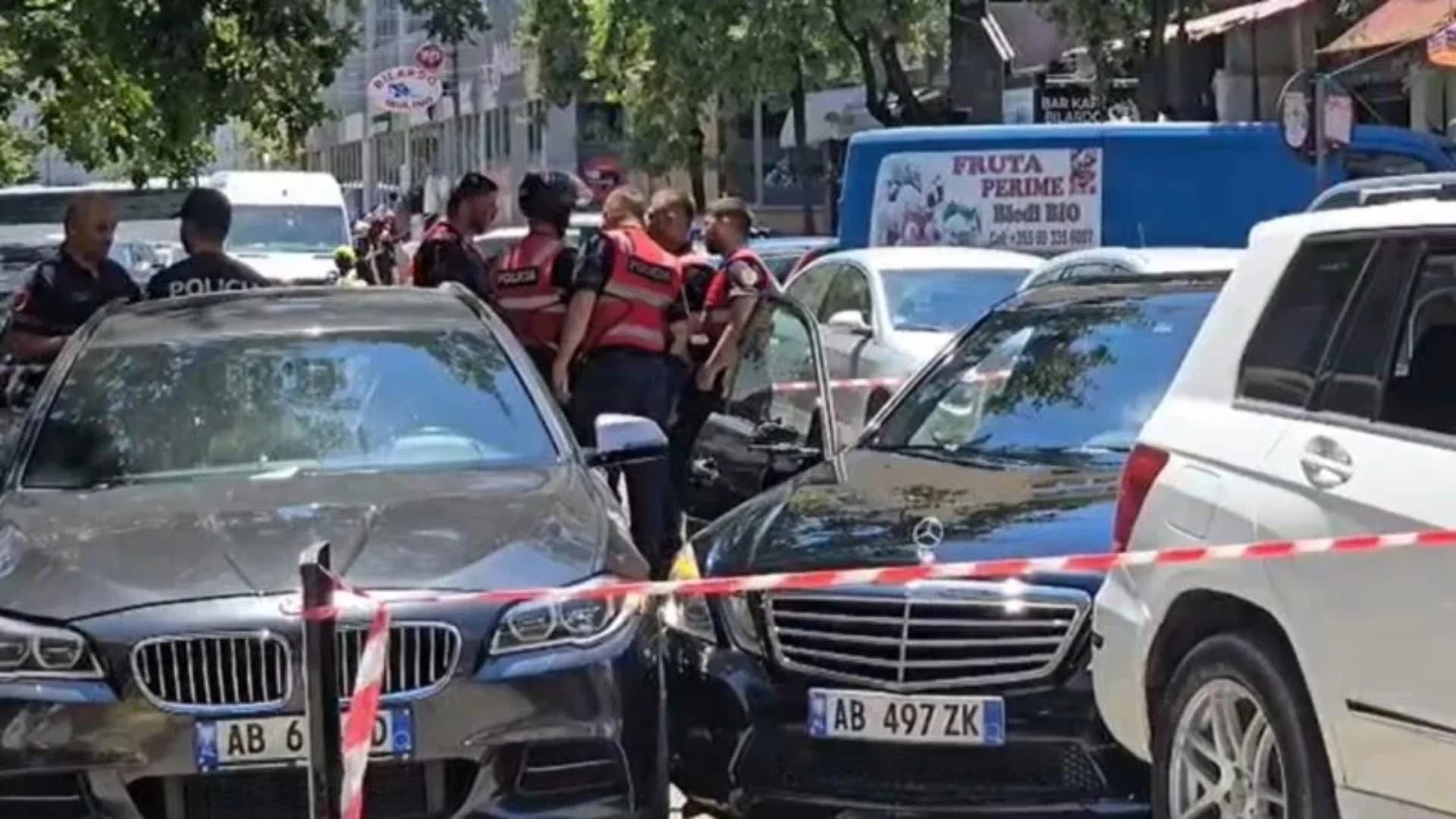 Përplasi pesë makina të parkuara dhe u largua me vrap, Policia e Durrësit jep detaje: 31-vjeçari kishte thyer masën ‘arrest në shtëpi’