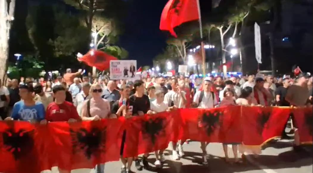 “Ju erdhi fundi”, dita e 27-të e protestës, qytetarët marshojnë në rrugët e kryeqytetit: Çohuni nga kafja