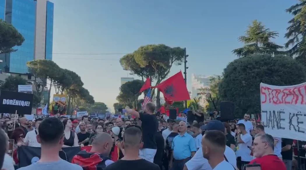 “Rama n’burg, Berisha n’burg”, 10 ditë protestë para Kryeministrisë, organizatori: Kini durim, kjo betejë do zgjasë disa ditë