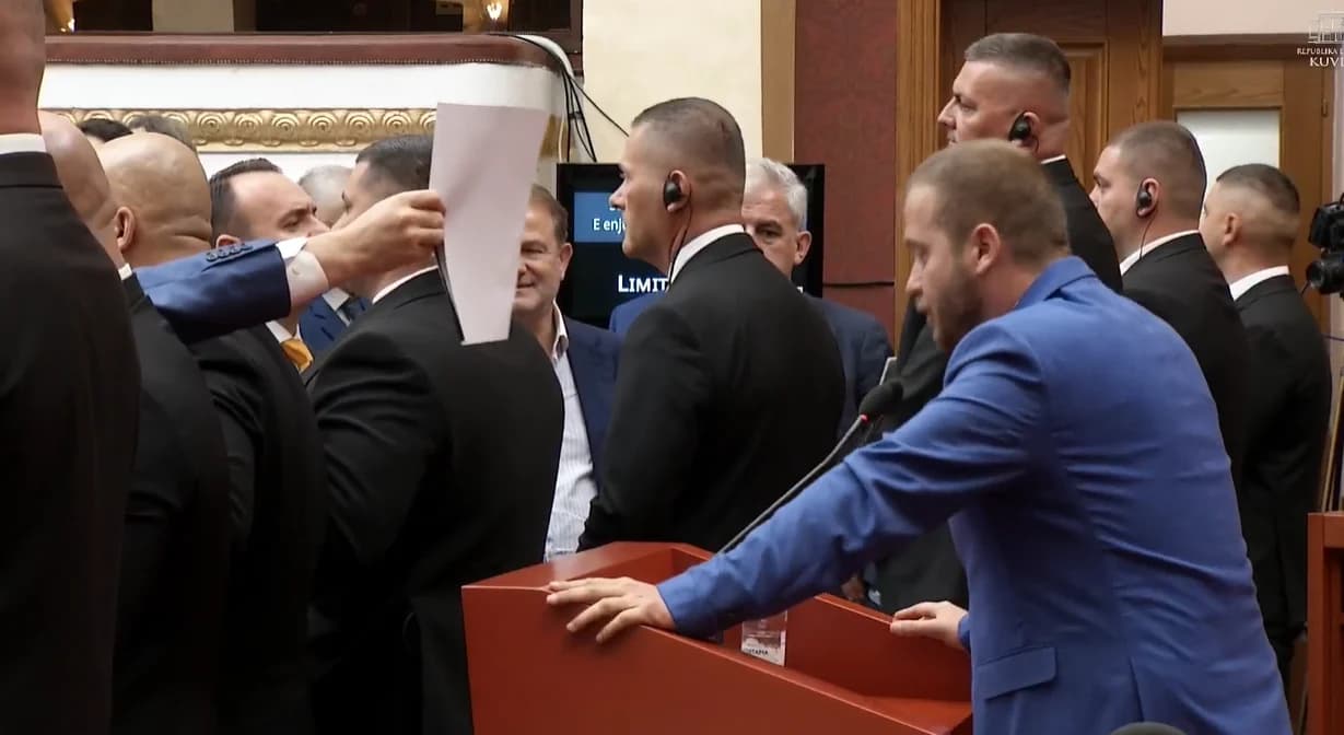 “O Zoti Bideja”, Noka dhe deputetët e PD-së rrethojnë foltoren, s’lejojnë deputetin të mbajë fjalën, Ardit Bido: Flasin këta që kanë aksione në…