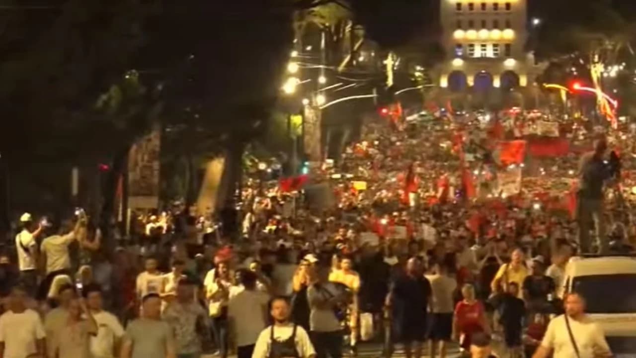 Pas 3 orësh protestë te Kryeministria, qytetarët nisin marshimin në rrugët e kryeqytetit. Përplasje me anëtarët e FRPD, thirrje për mbledhjen e një Kuvendi Kombëtar