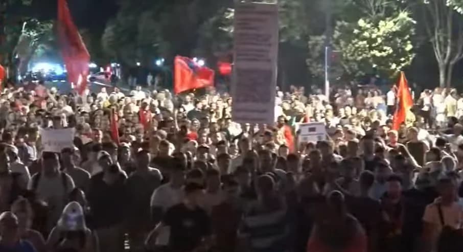 Dita e 20-të e protestës në Tiranë, pas disa orësh para Kryeministrisë, qytetarët nisin marshimin në kryeqytet
