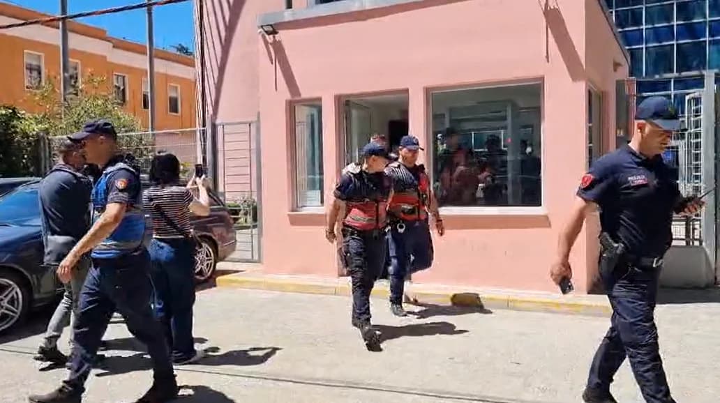 Shoku ‘hapi’ gojën dhe dëshmoi për vrasjen e 23-vjeçarit, 3 vëllezërit Bushgjokaj e grushtuan dhe e shtrinë në tokë, dhunuan edhe efektivët