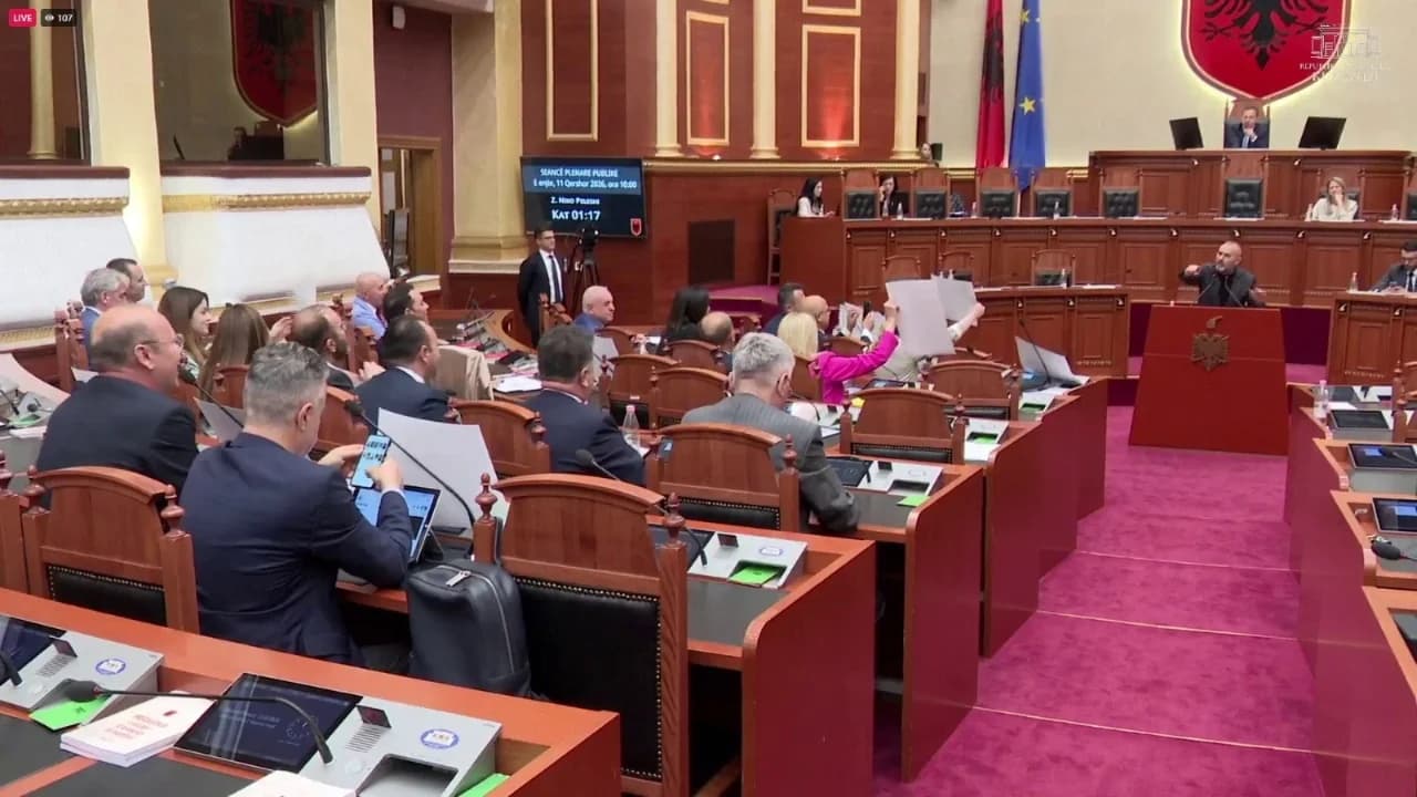Deputetët e PD “vjedhin” këngën e protestës dhe e këndojnë në Kuvend, Manja i ‘dirigjon’: Muli ngrije zërin